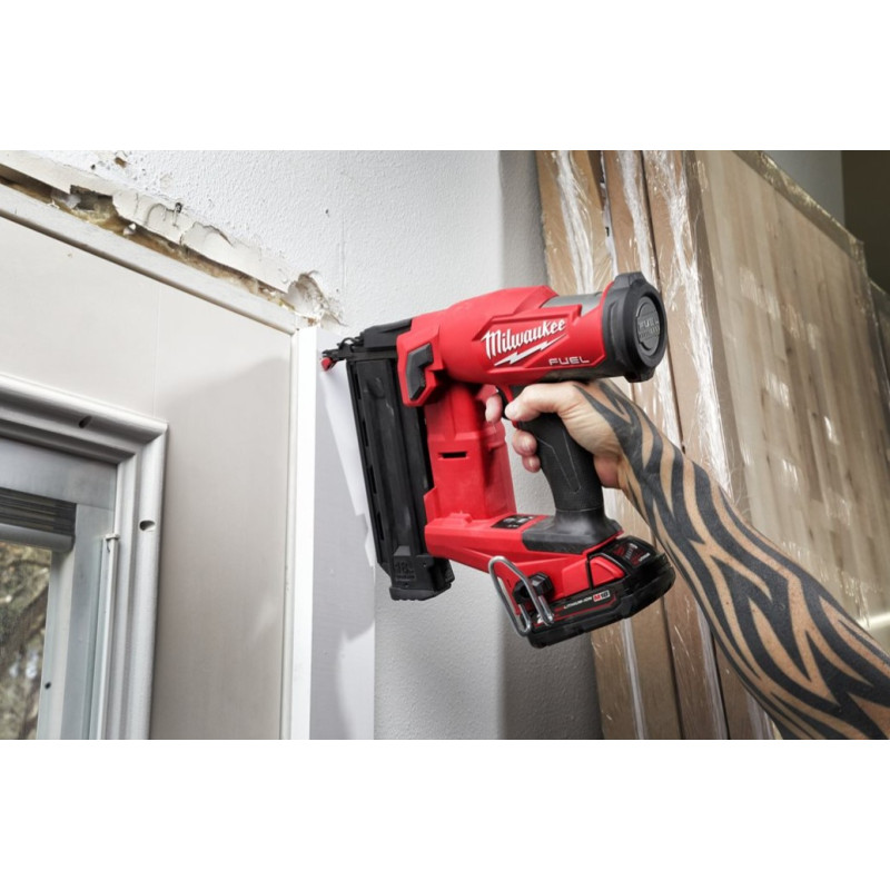 Купити Пістолет цвяхозабивний акумуляторний безщітковий MILWAUKEE, M18 FN18GS-202X (зарядний пристрій M12-18 FC, 2 акумулятори М18 В2 2Аг, HDкейс). Офіційний магазин Мілвокі Україна, фірмова гарантія з доставкою по Украіні