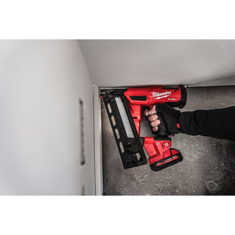 Купити Пістолет цвяхозабивний акумуляторний безщітковий MILWAUKEE, M18 FN16GA-202X (зарядний пристрій M12-18 FC, 2 акумулятори М18 В2 2Аг, HDкейс). Офіційний магазин Мілвокі Україна, фірмова гарантія з доставкою по Украіні