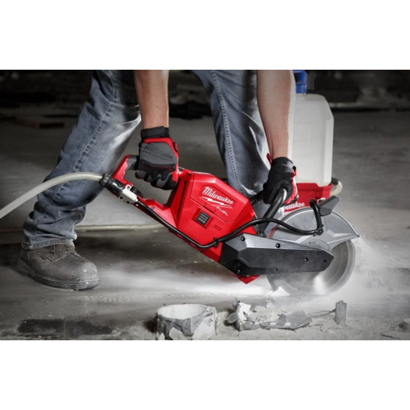 Купити Машина відрізна акумуляторна безщіткова MILWAUKEE, M18 FCOS230-121, діаметр 230мм (зарядний пристрій М12-18 FC, 1 акумулятор М18 НВ12 12Аг) (заміна на 4933499175). Офіційний магазин Мілвокі Україна, фірмова гарантія з доставкою по Украіні