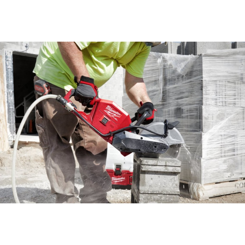 Купити Машина відрізна акумуляторна безщіткова MILWAUKEE, M18 FCOS230-121, діаметр 230мм (зарядний пристрій М12-18 FC, 1 акумулятор М18 НВ12 12Аг) (заміна на 4933499175). Офіційний магазин Мілвокі Україна, фірмова гарантія з доставкою по Украіні