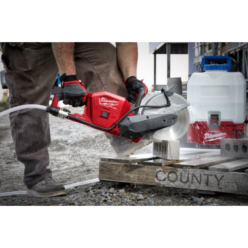 Купити Машина відрізна акумуляторна безщіткова MILWAUKEE, M18 FCOS230-121, діаметр 230мм (зарядний пристрій М12-18 FC, 1 акумулятор М18 НВ12 12Аг) (заміна на 4933499175). Офіційний магазин Мілвокі Україна, фірмова гарантія з доставкою по Украіні