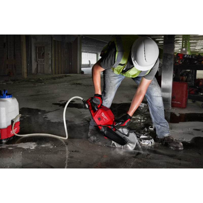 Купити Машина відрізна акумуляторна безщіткова MILWAUKEE, M18 FCOS230-121, діаметр 230мм (зарядний пристрій М12-18 FC, 1 акумулятор М18 НВ12 12Аг) (заміна на 4933499175). Офіційний магазин Мілвокі Україна, фірмова гарантія з доставкою по Украіні