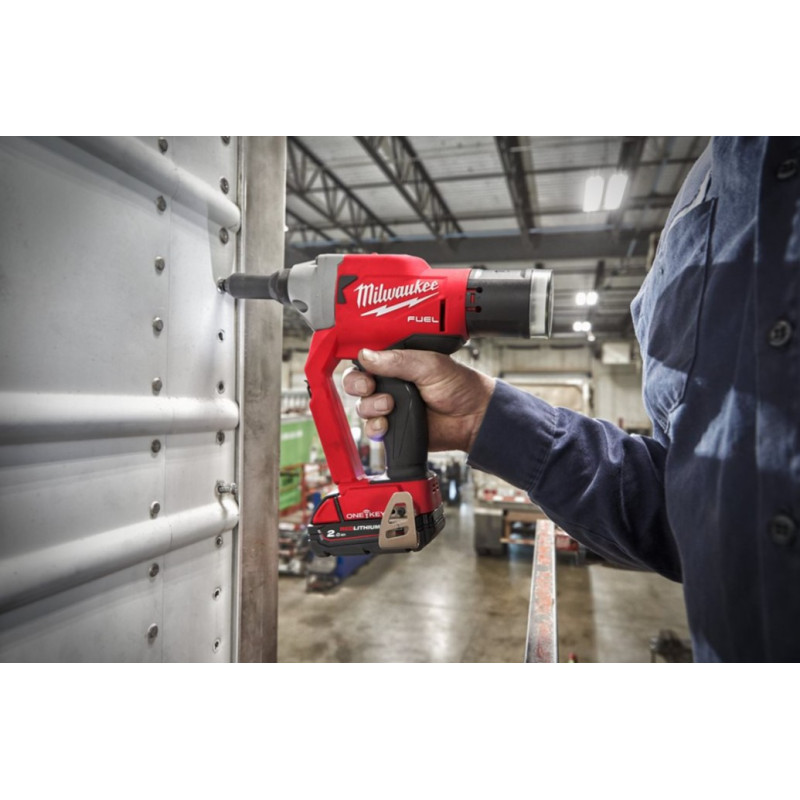 Купити Заклепочник акумуляторний безщітковий MILWAUKEE M18 ONEFPRT-202X, діаметр заклепок 4,8-7,0мм (зарядний.пристрій М12-18 FC, 2 акумулятори М18 В2 2Аг, HDкейс). Офіційний магазин Мілвокі Україна, фірмова гарантія з доставкою по Украіні