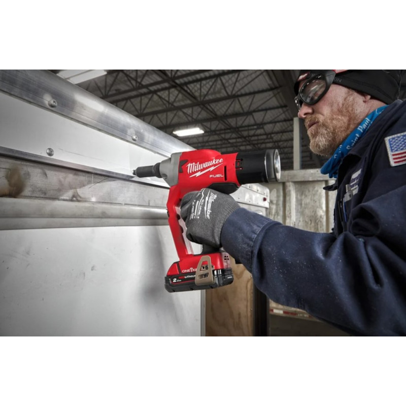 Купити Заклепочник акумуляторний безщітковий MILWAUKEE M18 ONEFPRT-202X, діаметр заклепок 4,8-7,0мм (зарядний.пристрій М12-18 FC, 2 акумулятори М18 В2 2Аг, HDкейс). Офіційний магазин Мілвокі Україна, фірмова гарантія з доставкою по Украіні