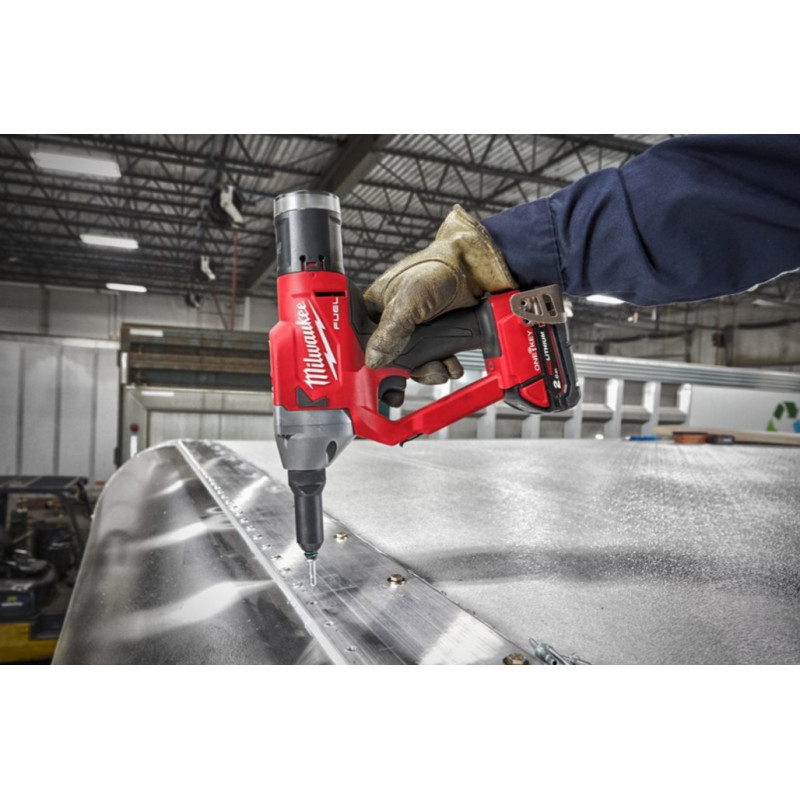 Купити Заклепочник акумуляторний безщітковий MILWAUKEE M18 ONEFPRT-202X, діаметр заклепок 4,8-7,0мм (зарядний.пристрій М12-18 FC, 2 акумулятори М18 В2 2Аг, HDкейс). Офіційний магазин Мілвокі Україна, фірмова гарантія з доставкою по Украіні