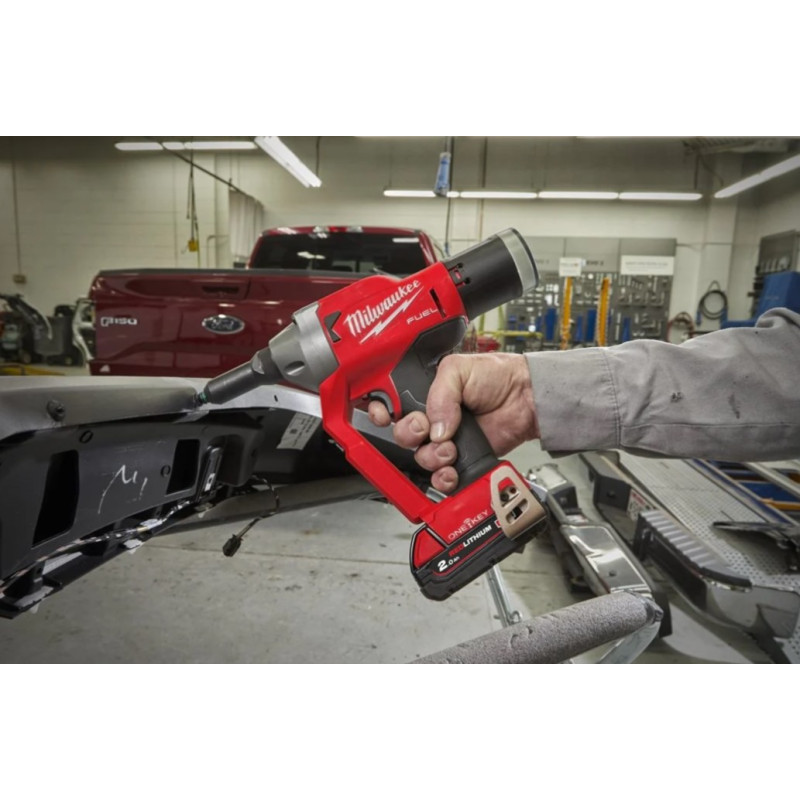 Купити Заклепочник акумуляторний безщітковий MILWAUKEE M18 ONEFPRT-202X, діаметр заклепок 4,8-7,0мм (зарядний.пристрій М12-18 FC, 2 акумулятори М18 В2 2Аг, HDкейс). Офіційний магазин Мілвокі Україна, фірмова гарантія з доставкою по Украіні